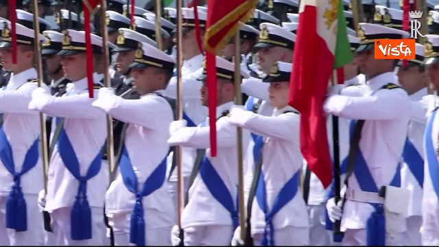 Mattarella a Genova accolto da bambini che sventolano tricolore, poi gli onori militari con Crosetto