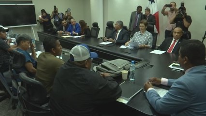 Dirigentes sindicales bananeros se reúnen con diputados en la Asamblea