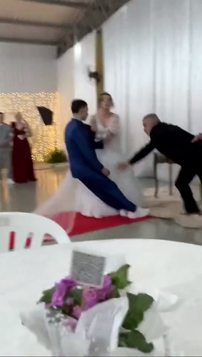 Emocionou! Noivo desmaia no altar antes de dizer o "sim"; confira