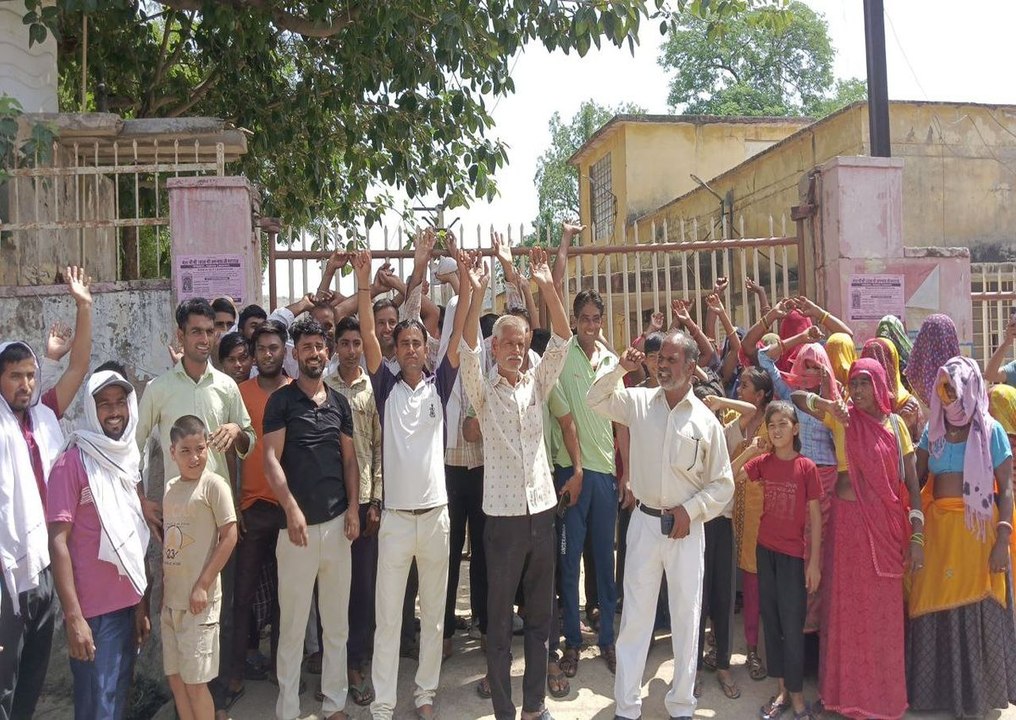 ग्रामीणों ने एईएन कार्यालय के मुख्य गेट का दरवाजा बंद कर किया प्रदर्शन, लगाए नारे