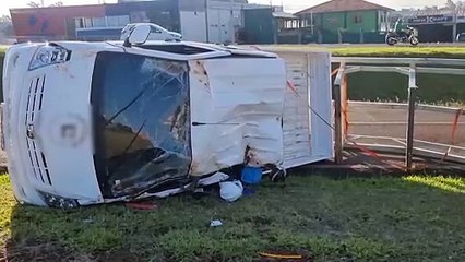 Veículo tomba nas margens da BR-277, em Cascavel