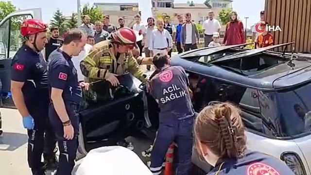 Direksiyon başında nöbet geçirdi, bariyerlere çarparak durabildi