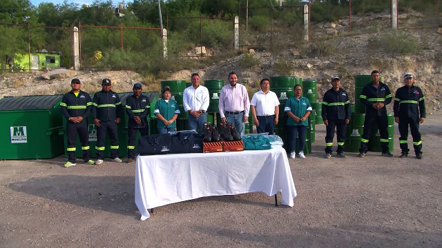 Entrega Carlos Villarreal tambos para basura y uniformes a personal de servicios primarios