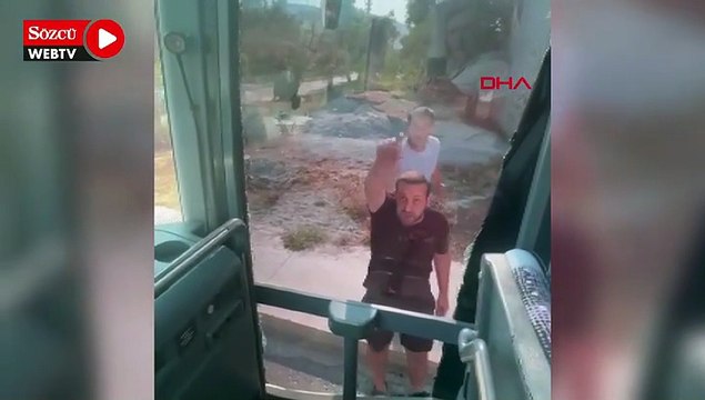 Turistlerin taşındığı otobüsün önünü kesip, şoföre taşla saldırdılar; o anlar kamerada