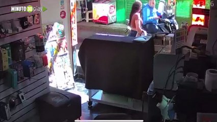 Un hombre entró a un local en Santo Domingo y de la nada se robó un celular