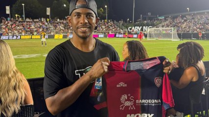 Cagliari, tifoso speciale negli USA: Chris Paul riceve la maglia rossoblù