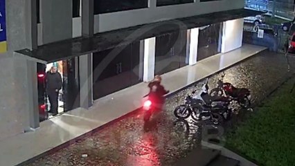 Susto! Homem volta armado após confusão e atira contra prédio de associação; câmera flagrou disparos