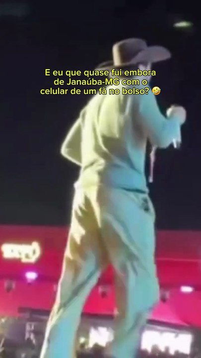Nattan pega celular de fã para tirar foto e lev...