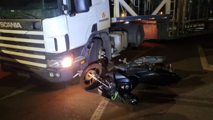 Jovem de 23 anos fica ferido em colisão entre moto e carreta