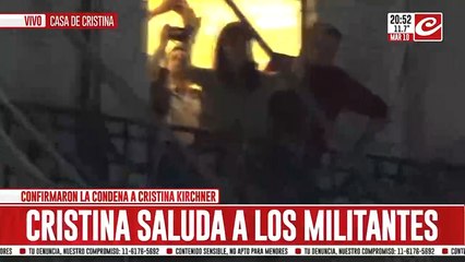 Cristina saluda a su militancia que se acercó a su domicilio