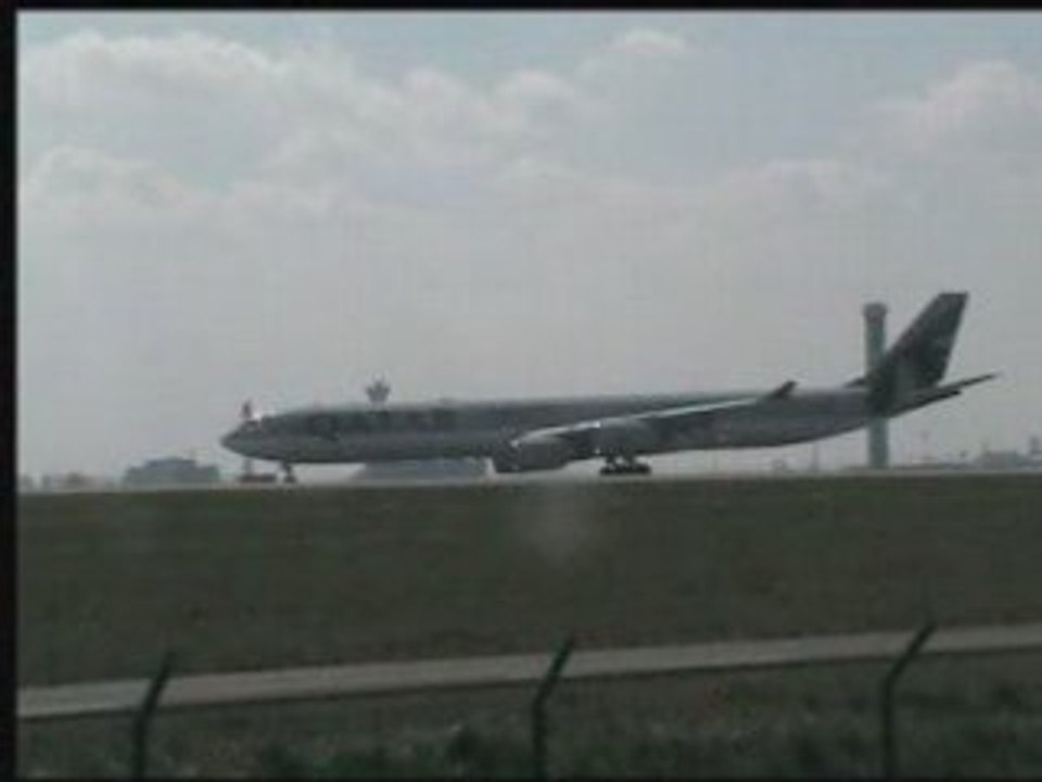 Landing A340 Qatar Airways at the airport of Roissy CDG
