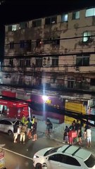 URGENTE: Apartamento pega fogo em Salvador e casal tenta sair pela janela com filho