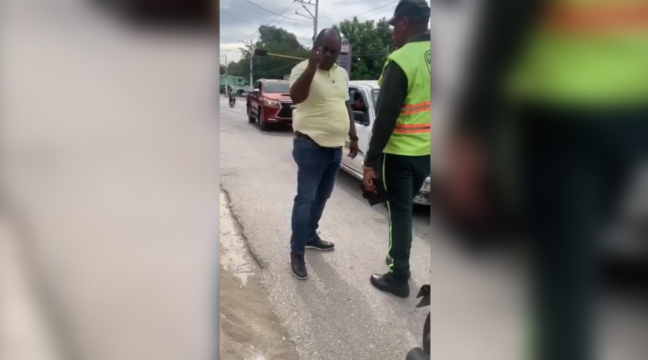 Alcalde de Las Matas enfrenta agentes de la Digesett que fiscalizaban a motoristas