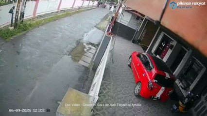VIDEO REKAMAN CCTV MENUNJUKKAN MALING SEDANG MENCURI PINTU TRALIS BESI