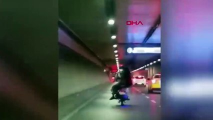 Görüntüler Avrasya Tüneli'nden! Aralarında bebekle tehlikeli yolculuk