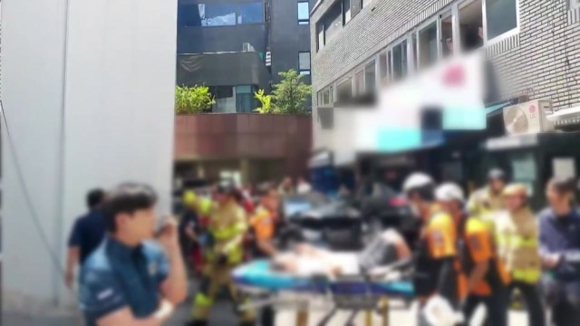 서울 논현동서 80대 몰던 승용차 식당 돌진...4명 중경상 / YTN