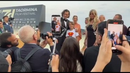 Taormina, delirio "Superman" Henry Cavill. Sfilano Deneuve e Quaid