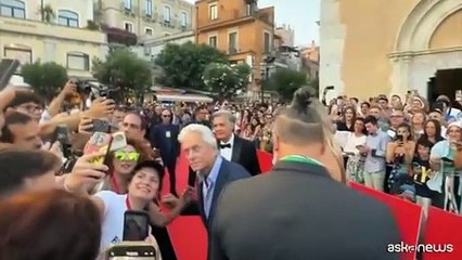 Taormina, Douglas, Franco, Reedus: star in piazza tra fan e selfie