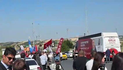 Zafer Partisi'nin çeşitli il ve ilçe başkanlıklarına üye vatandaşlar, dava için Silivri'ye geldi