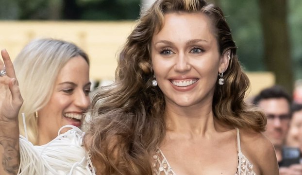 « Je porte des maillots de grand-mère » : Miley Cyrus, victime de bodyshaming, revient sur son rapport au corps