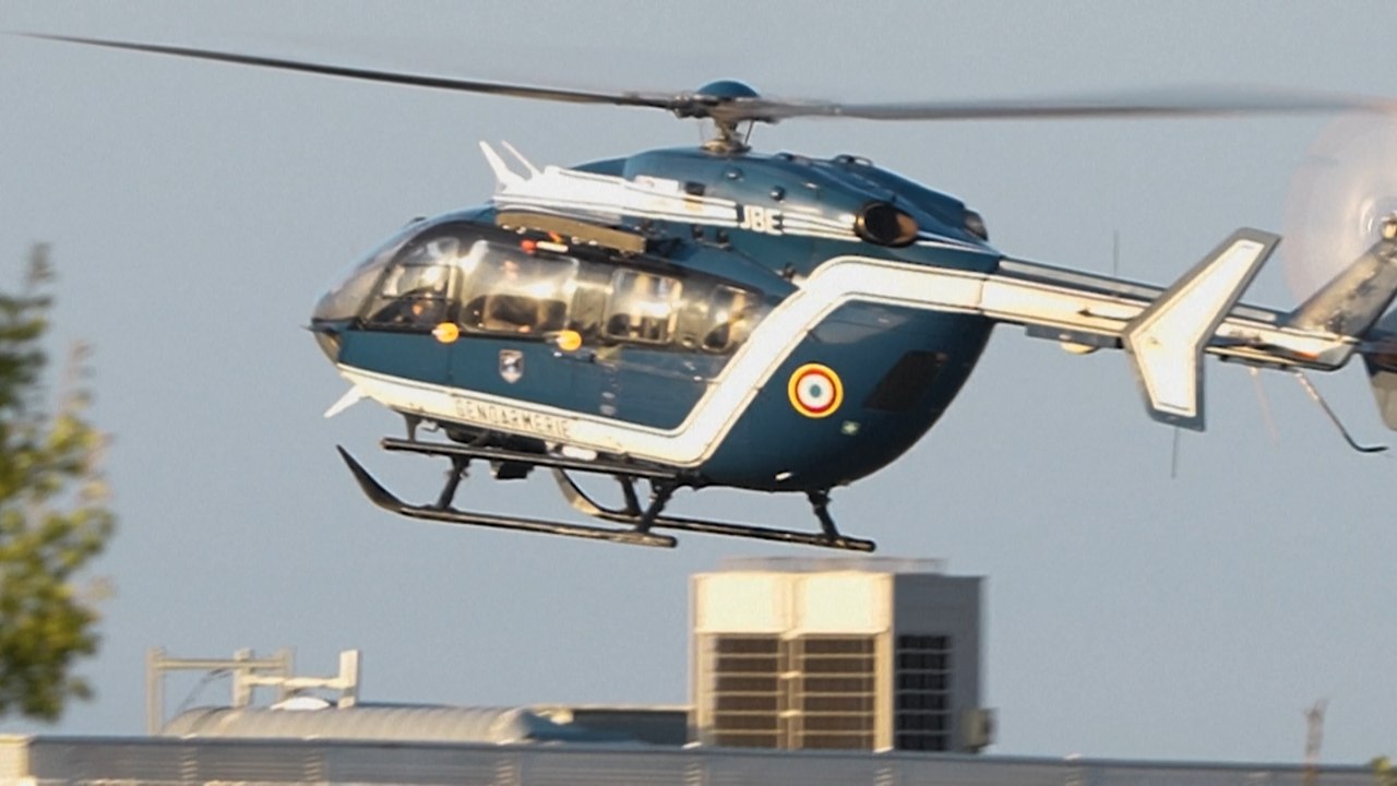 Mohamed Amra, extrait de la prison de Condé-sur-Sarthe, arrive au Palais de Justice de Paris