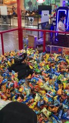 Trải nghiệm gắp bim bim tại parc mall quận 8