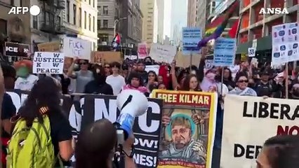 "ICE fuori da New York", migliaia in piazza nella Grande Mela