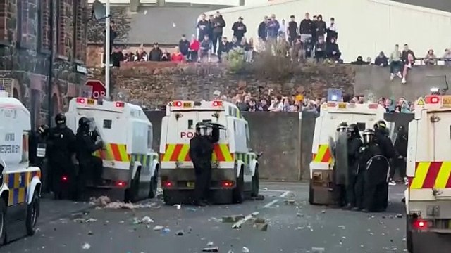 Kuzey İrlanda'da göçmen karşıtı eylemler: Polisler yaralandı, evler ve araçlar ateşe verildi