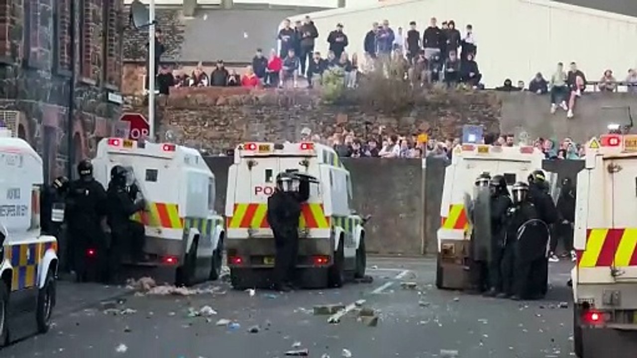 Häuser und Fahrzeuge in Ballymena bei anti-migrantischen Unruhen angezündet