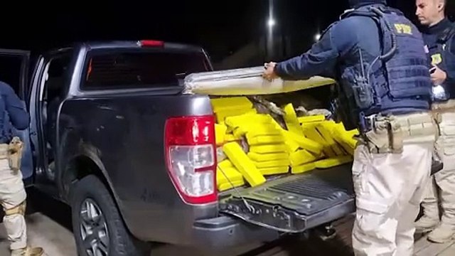 Duas mulheres, entre elas uma gestante, são presas pela PRF com Ranger carregada com 306 kg de maconha na BR-277