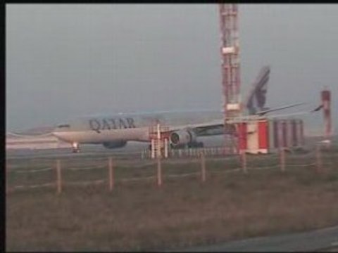 Landing A340 Qatar Airways at the airport of Roissy CDG
