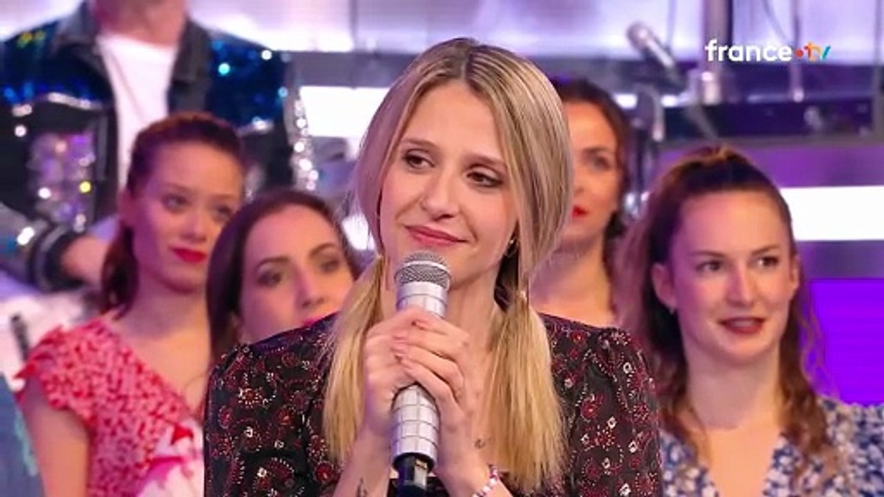 Cindy fond en larmes dans les bras de Nagui après son élimination de "N'oubliez pas les paroles" au bout de 42 victoires