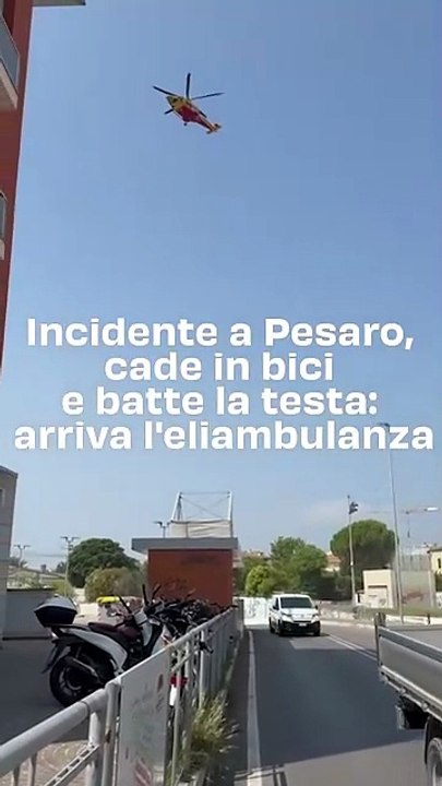 Incidente a Pesaro, cade in bici e batte la testa: arriva l'eliambulanza