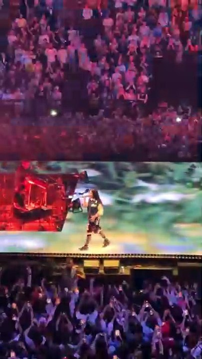 Billie Eilish chante son tube "Birds of a Feather" en concert à Paris