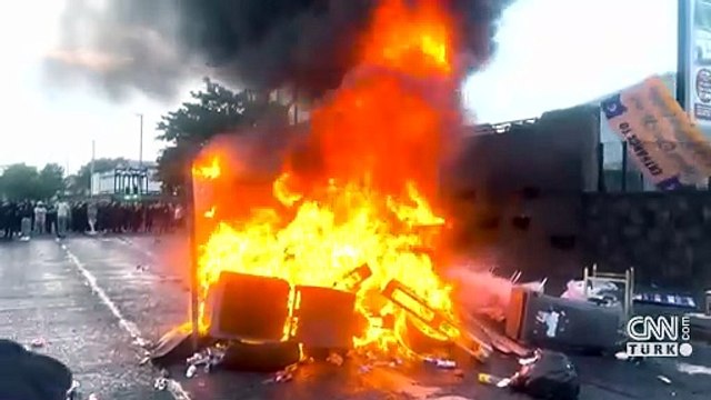 Kuzey İrlanda'da sokaklar karıştı! Evler ateşe verildi, araçlar yakıldı