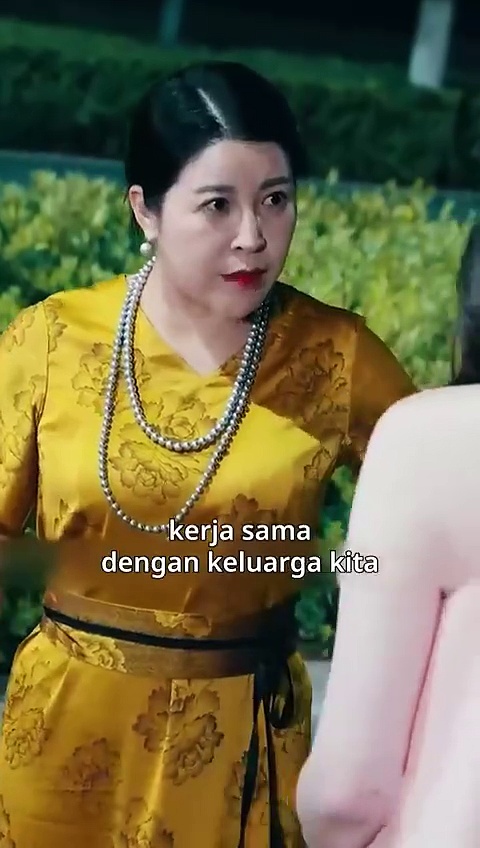  Orang terkaya di negeri ini bekerja sebagai pelayan di hotel dipermalukan dan mengenakan sepatu!