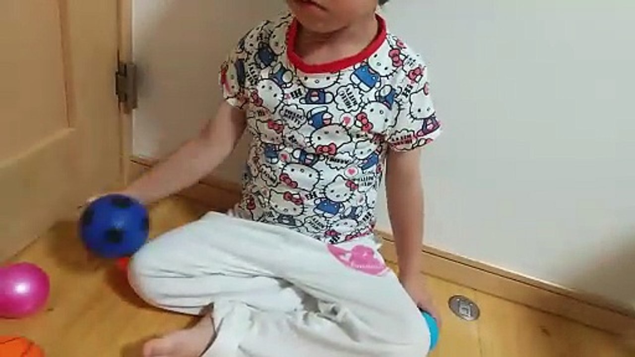 Eテレいないいないばあっ!を遠くに聴きながらボール遊びに興じる4歳児男の子（発達障がい（知的障害）-自閉性スペクトラム症）