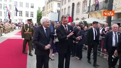 Mattarella in Lussemburgo con il Granduca Enrico saluta un gruppo di italiani