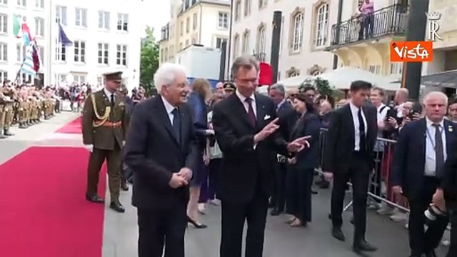 Mattarella in Lussemburgo con il Granduca Enrico saluta un gruppo di italiani
