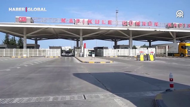 Avrupa'da yaşayan gurbetçiler Türkiye'ye girerken hüngür hüngür ağladı: Hasret kaldık