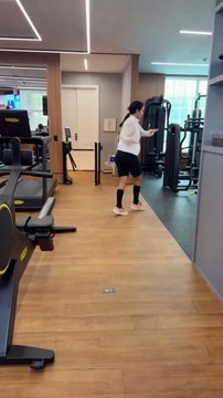 Aos 15 anos, Marcelo Sangalo faz aparição rara em treino com a mãe; assista