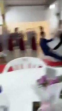 Noivo desmaia ao ver a noiva no altar e vídeo viraliza