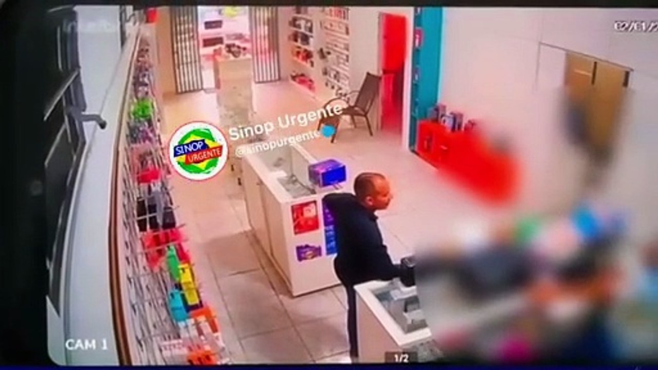Homem loja de celular