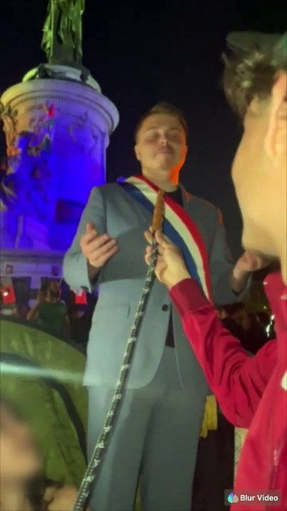 Écharpe tricolore autour du cou, Louis Boyard (LFI) a été filmé en train de tirer sur une chicha, hier, sur la place de la République à Paris.
