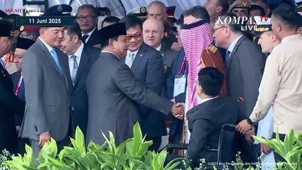 Tanda Tangan di Kap Mobil! Presiden Prabowo Luncurkan Maung Pindad EV 'Pandu' di Indo Defence 2025