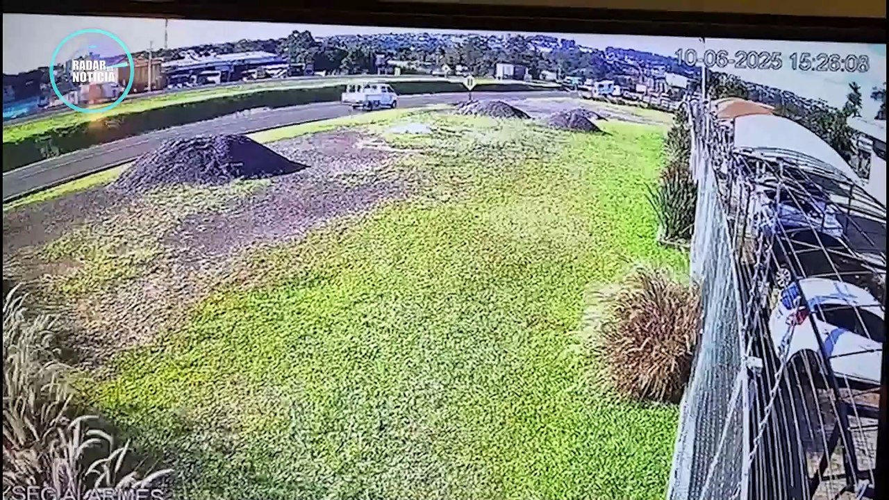 Câmera flagra acidente em marginal da BR-277, em Cascavel