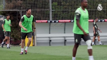Xabi Alonso, uno más en los entrenos de su equipo