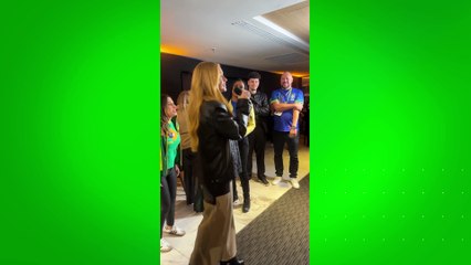 Marina Ruy Barbosa canta ao lado de Sebá, vocalista do grupo Inimigos da HP
