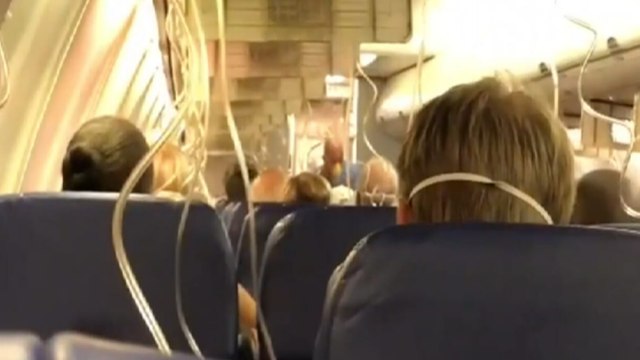 Paura sul volo Cagliari-Linate: il video a bordo, scendono le maschere d'ossigeno