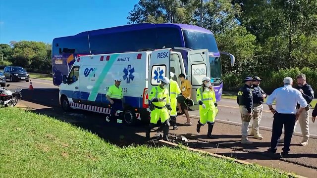 Motociclistas ficam feridos após colisão com caminhão e ônibus na BR-277